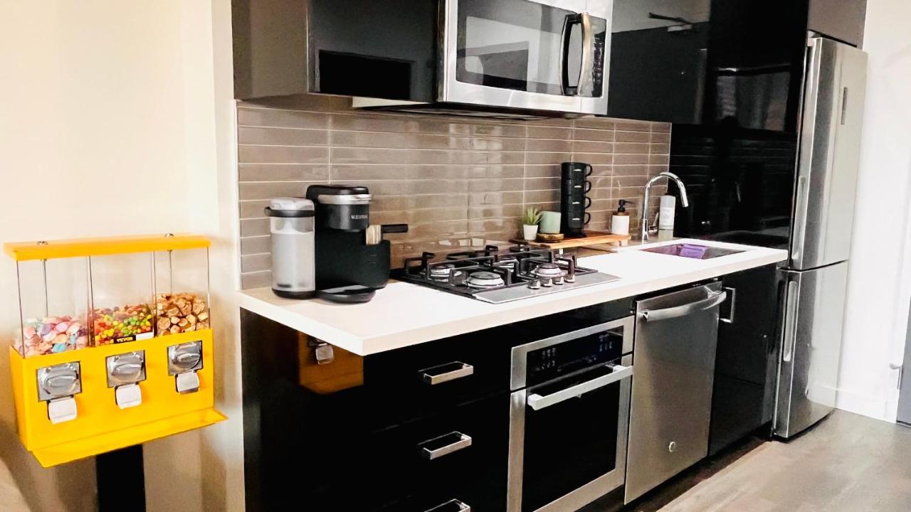 Luxury Downtown Sunset Getaway - Your Home Away From Home - Fully Stocked Kitchen, Gym, Balcony, Free Parking Калгари Экстерьер фото